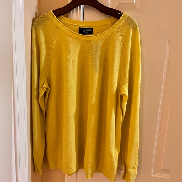 Banana Republic Sweater - Picture 1 of 3